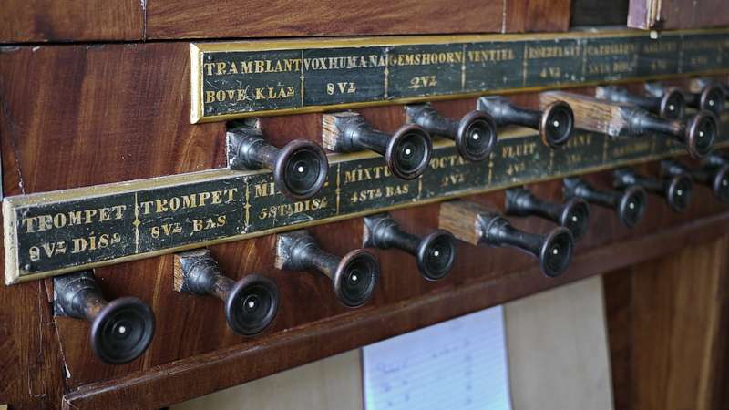 De registers van het orgel in de Broeker Kerk