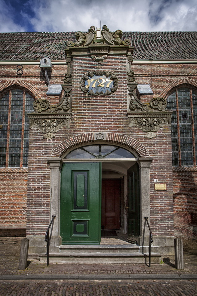 Het Zuidportaal van de Broeker Kerk