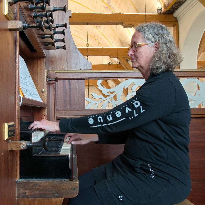Ike Wolters bespeelt het orgel in Broek in Waterland.