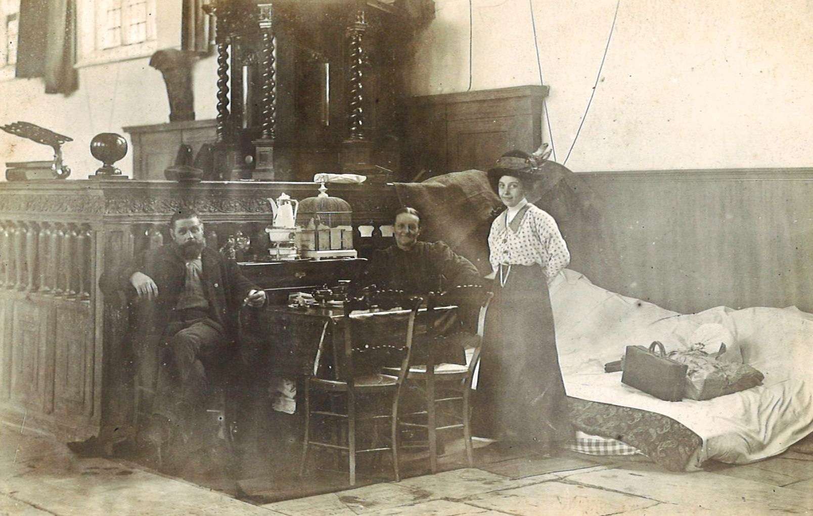 Een gezin dat tijdelijk in de Broeker Kerk woont na de stormvloed van 1916